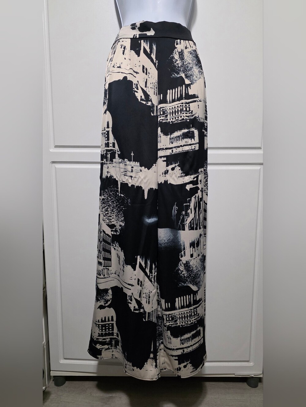 H&M Womens Black Ivory Abstract City Scape Print Flowy High Waist Wide Leg Pants